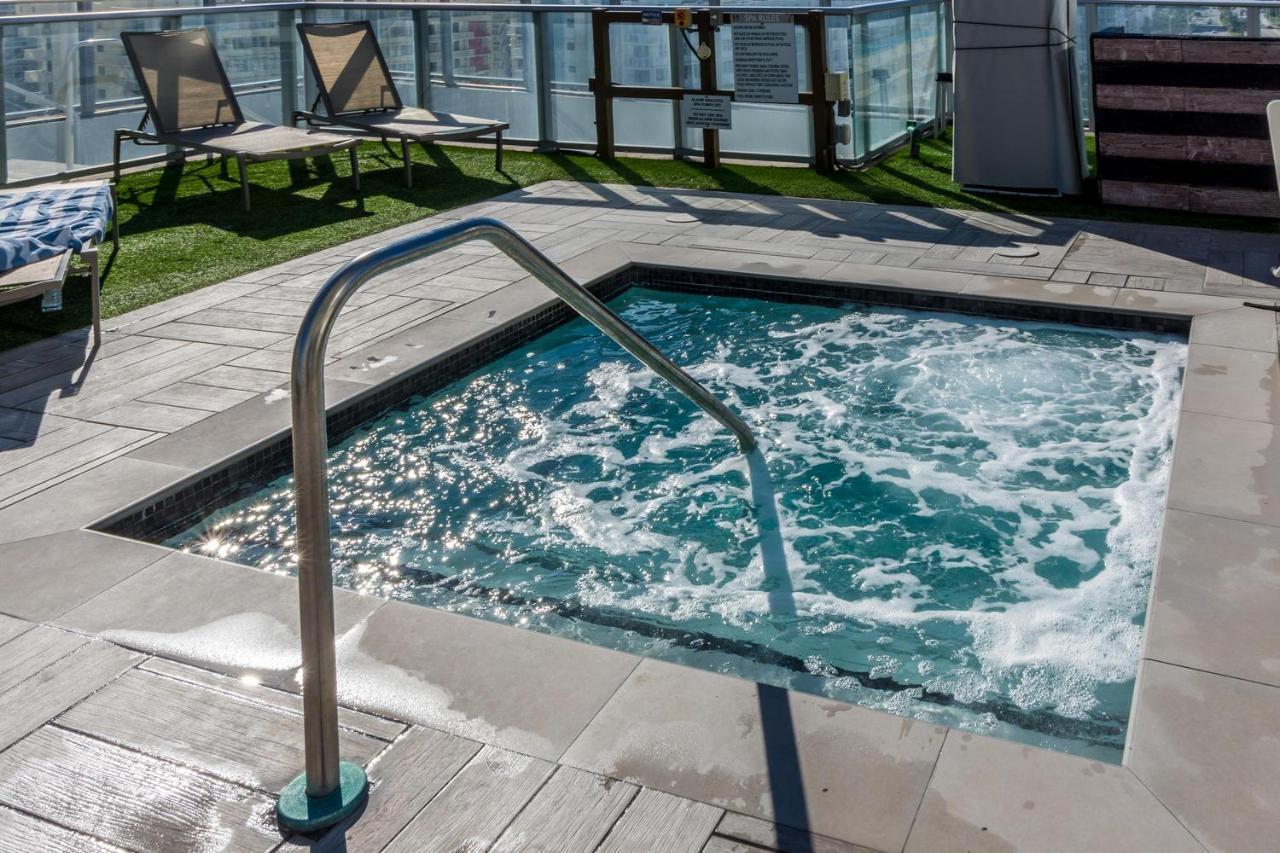 The Ultimate Resort - Beachfront 2 Bedroom Apartment With Direct Ocean View, Rooftop Pool, Hot Tub And Gym ฮอลลีวูด ภายนอก รูปภาพ